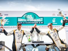 Filip Mareš (vpravo) a navigátor Jan Hloušek slaví triumf v Agrotec Petronas Rallye Hustopeče