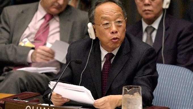 Čínský ministr zahraničí Li Čao-sing během dnešní schůze Valného shromáždění OSN. Čína byla zvolena do Rady OSN pro lidská práva i když je kritizována za to, že lidská práva sama potlačuje.