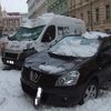 Auta poničená sněhem v pražské Hálkově ulici.