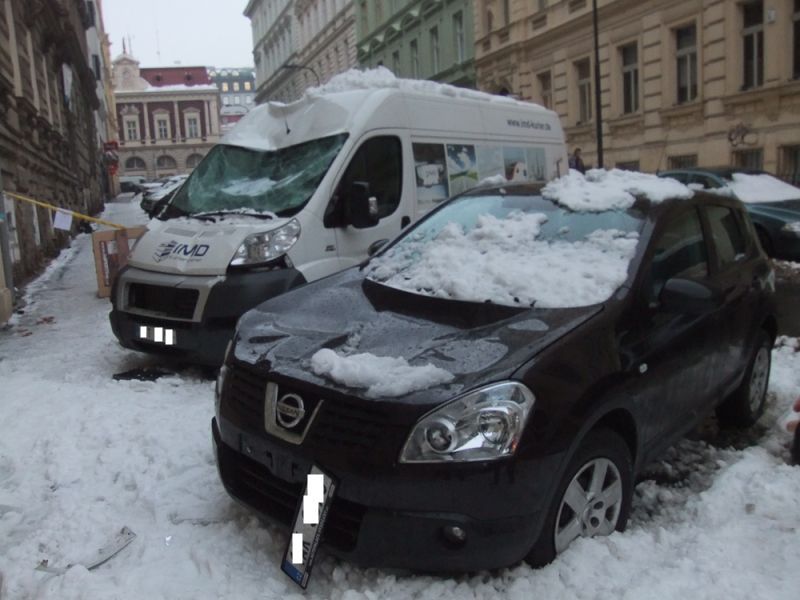 Auta poničená sněhem v pražské Hálkově ulici.