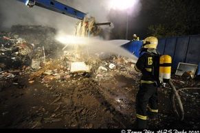 Na pražském Libeňském ostrově hořela skládka odpadků