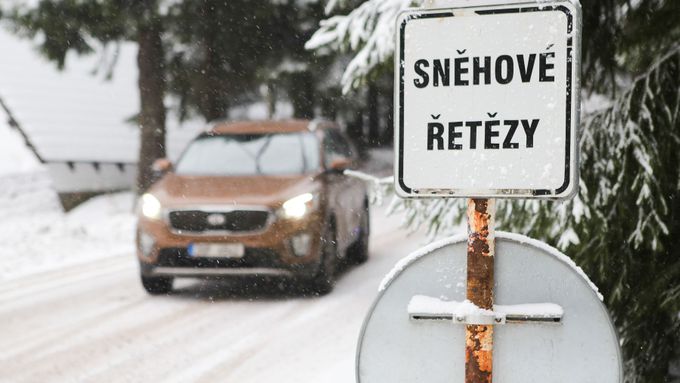 Na některých komunikacích dokonce i v České republice je v zimě použití sněhových řetězů povinné.