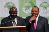 Jejich vítězem se stal současný prezident Uhuru Kenyatta (vpravo). Na fotografii s předsedou keňské komise pro nezávislé volby (IEBC) Wafulou Chebukatiou.