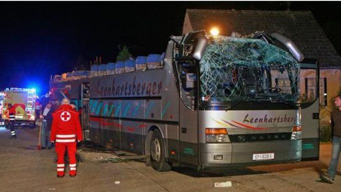 Záběry ČT24 ukazují zcela zdemolovaný autobus.