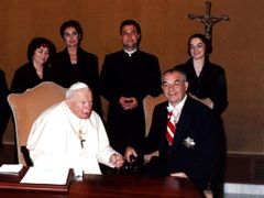 Pavel Jajtner s rodinou u Svatého otce Jana Pavla II. Snímek z 28. dubna 2003 byl převzat z osobních stránek politika.