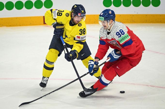 Rasmus Sandin a Martin Nečas ve čtvrtfinále MS 2025 Česko - Švédsko