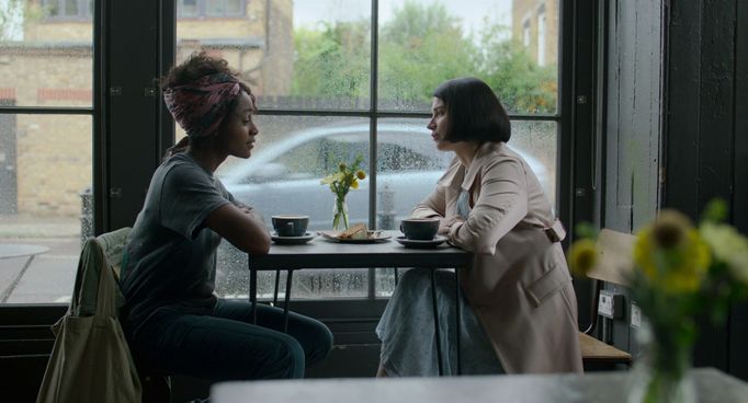 Simona Brownová jako Louise a Eve Hewsonová coby Adele.