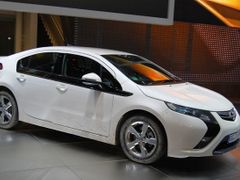 Plug-in hybrid Opel Ampera otestoval samotný šéf Opelu, který s ním do Ženevy přijel z Německa.