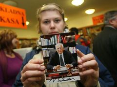 Dívka ukazuje podepsanou fotografii Václava Klause. Autogram ulovila v plzeňském knihkupectví, kde podepisoval svou knihu "Modrá, nikoli zelená planeta."