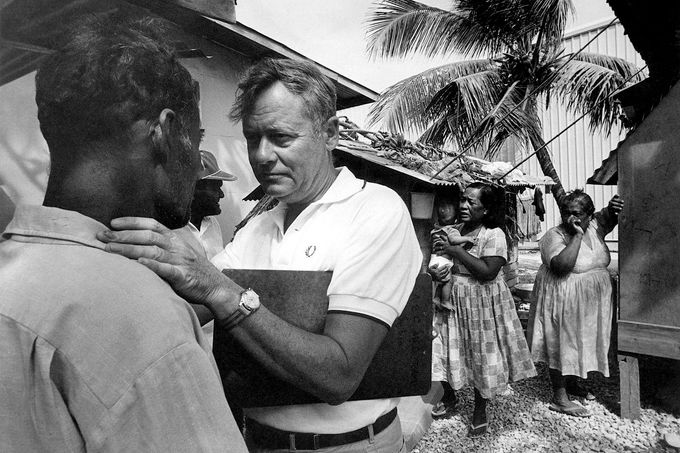 Americký zdravotník provádí testy na obyvatelích Marshallových ostrovů v Tichomoří po výbuchu Castle Bravo provedeném 1. března 1954 na atolu Bikini.