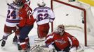 Braden Holtby inkasuje gól z hole Mariána Gáboríka