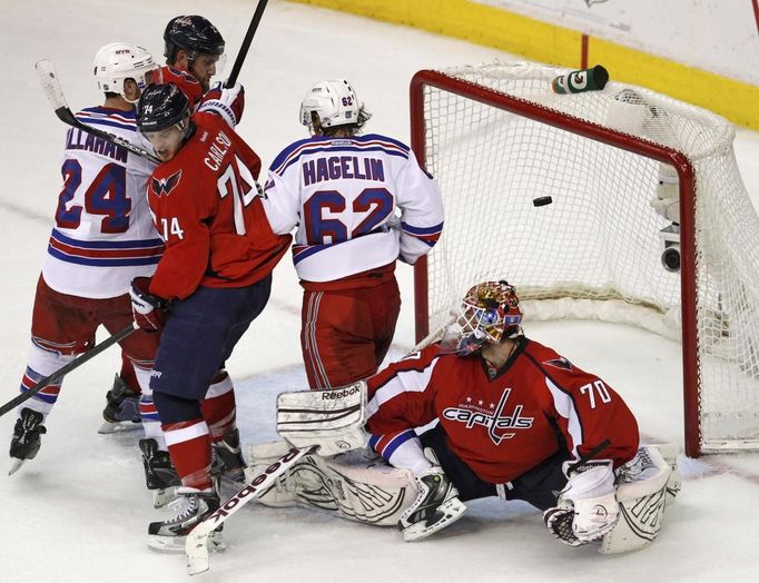 Braden Holtby inkasuje gól z hole Mariána Gáboríka