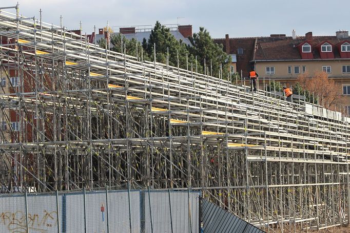 Kometa se začala na lednové zápasy pod širým nebem připravovat už s dvouměsíčním předstihem. Na místě bývalého hokejového stadionu v Lužánkách již rostou tribuny.