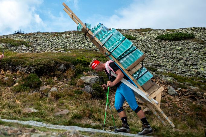 Vladimír Hižnay vynesl na sněžku 165 kg minerálek a pokořil dosavadní rekord