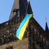 Ukrajnské vlajky na pražských věžích