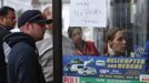 Local residents look to get fuel from a gas station in the New York City borough of Queens on November 1, 2012. A fuel supply crisis stalling the New York City area's recovery from Hurricane Sandy and reviving memories of the 1970s gasoline shortages stem from multiple factors, ranging from flooding to power outages to a diesel spill. REUTERS/Adrees Latif (UNITED STATES - Tags: DISASTER ENVIRONMENT ENERGY) Published: Lis. 1, 2012, 9:03 odp.