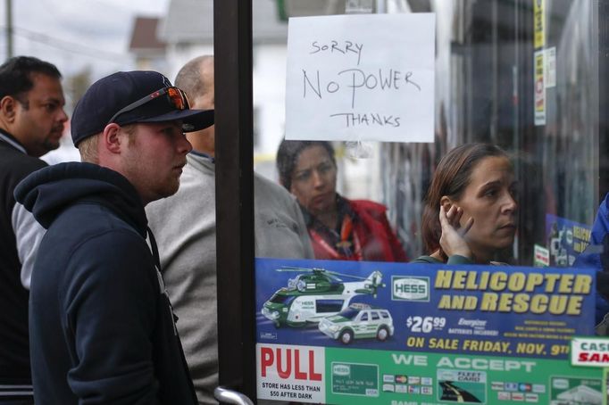 Local residents look to get fuel from a gas station in the New York City borough of Queens on November 1, 2012. A fuel supply crisis stalling the New York City area's recovery from Hurricane Sandy and reviving memories of the 1970s gasoline shortages stem from multiple factors, ranging from flooding to power outages to a diesel spill. REUTERS/Adrees Latif (UNITED STATES - Tags: DISASTER ENVIRONMENT ENERGY) Published: Lis. 1, 2012, 9:03 odp.