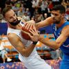 Vojtěch Hruban a Tomer Ginat v zápase ME basketbalistů 2022 v Praze