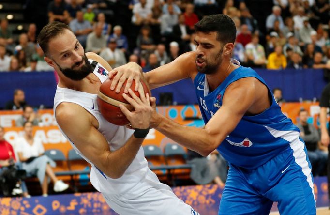 Vojtěch Hruban a Tomer Ginat v zápase ME basketbalistů 2022 v Praze