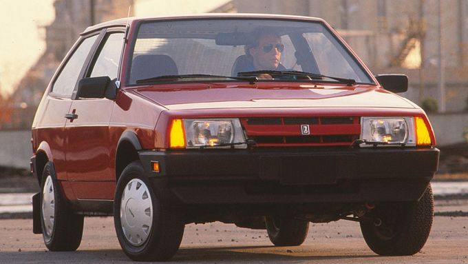 Zatímco Češi stále čekali na svůj Favorit, který se objevil až v roce 1987, Lada (na obrázku), Oltcit nebo Yugo už jezdily s pohonem předních kol.