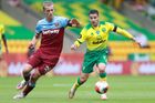 Tomáš Souček (28) z West Hamu bojuje o míč s Emiliano Buendiou v zápase na hřišti Norwich City