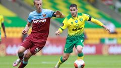 Tomáš Souček (28) z West Hamu bojuje o míč s Emiliano Buendiou v zápase na hřišti Norwich City