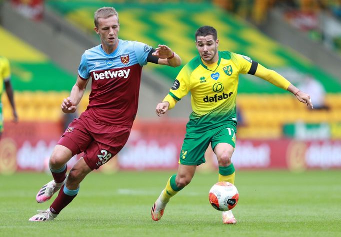 Tomáš Souček (28) z West Hamu bojuje o míč s Emiliano Buendiou v zápase na hřišti Norwich City