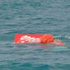 Vytahování trosek letounu Air Asia
