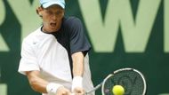 Tomáš Berdych vrací úderer Marcosi Baghdatisovi ve finále turnaje v Halle.