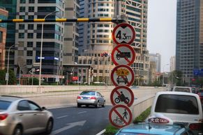 Doprava v nejbohatším čínském městě je ve znamení nových aut