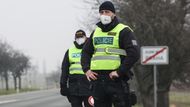 Policisté od pondělí hlídkují na hlavních tazích mezi okresy napříč celým Českem.