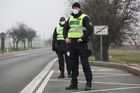 Policisté od pondělí hlídkují na hlavních tazích mezi okresy napříč celým Českem.