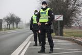Policisté od pondělí hlídkují na hlavních tazích mezi okresy napříč celým Českem.