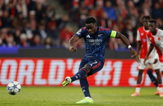 Bukayo Saka dává gól v zápase Ligy mistrů Slavia - Arsenal.