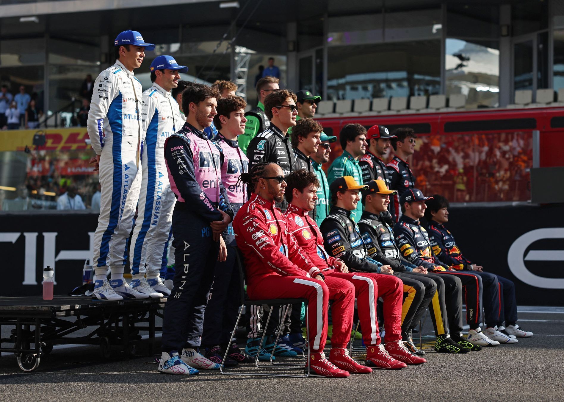 Společní focení jezdců F1 na konci sezony 2025 v Abú Zabí