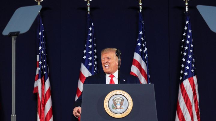 "Naše děti učí na školách nenávidět vlastní zemi." Trump vystoupil před tisíci lidmi