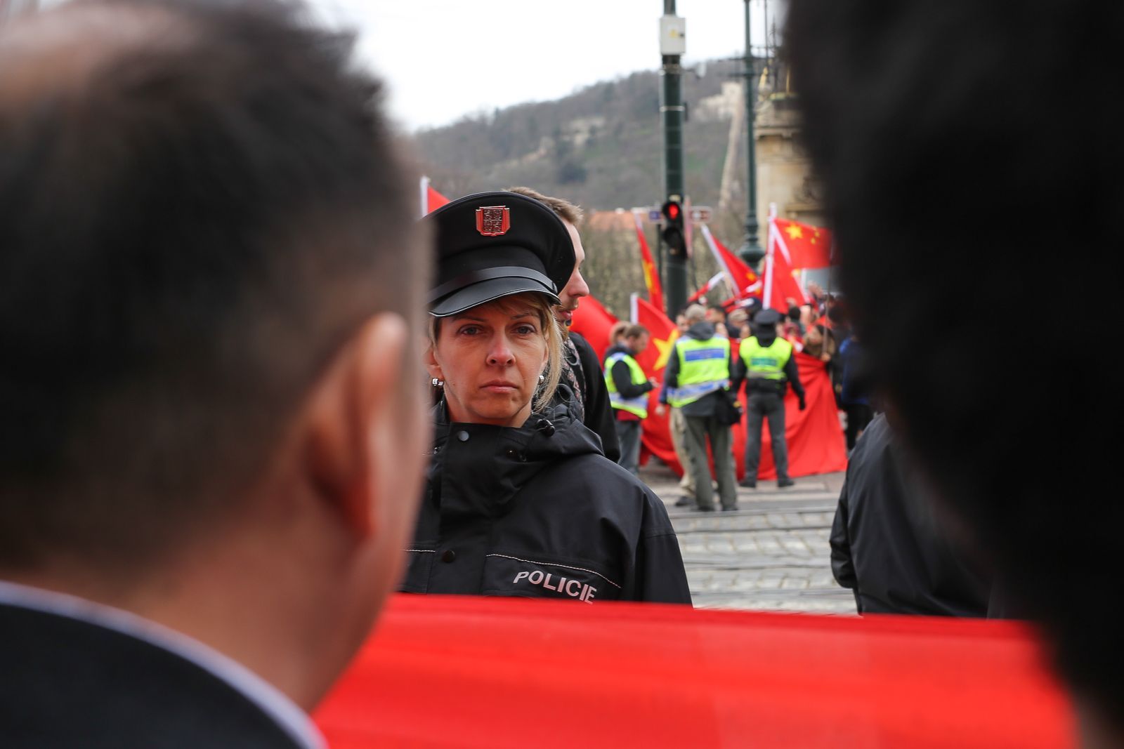 Pro a proti čínští demonstranti u Národního divadla