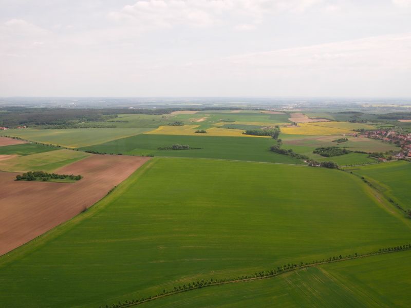 Let vrtulníkem Robinson R44 kolem hory Říp