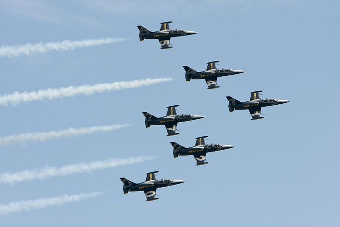 6x L-39 Albatros - Breitling Jet Team (Francie) – jediný civilní akrobatický team létající na proudových letadlech