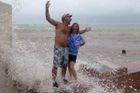 USA ještě bouře Isaac nezasáhla v plné síle. Někteří místní k ní tak zatím přistupují spíš jako k atrakci než hrozbě. Tato fotografie byla pořízena v Key Westu na Floridě.