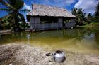 Dům ve vesnici Tangintebu na Kiribati, opuštěný a neobyvatelný kvůli stoupající hladině oceánu.