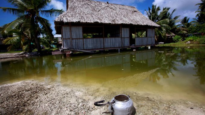 Dům ve vesnici Tangintebu na Kiribati, opuštěný a neobyvatelný kvůli stoupající hladině oceánu.