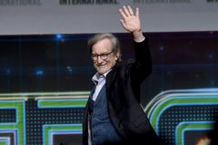 Steven Spielberg chystá film o virtuálním světě, kterému vládne popkultura. Možná se v něm najdeme