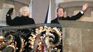 Inaugurace prvního prezidenta České republiky Václava Havla v Praze. (ctrip) Nově zvolený prezident Václav Havel s manželkou Olgou zdraví shromážděné občany z balkonu na Pražském hradě.