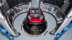 Tesla Roadster v raketě