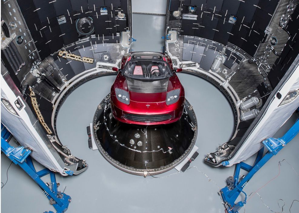 Tesla Roadster v raketě