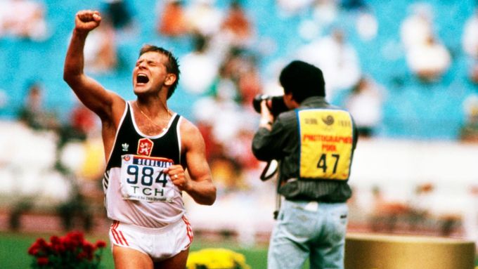 Chodec Jozef Pribilinec slaví olympijský triumf v Soulu 1988.