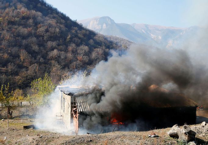 Etničtí Arménci opouští Náhorní Karabach, který připadne po bojích Ázerbájdžánu.