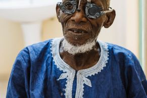 Foto: Africká klinika, kde vrací chudým lidem zrak. V Burkině Faso se doktorům svěřují i léčitelé