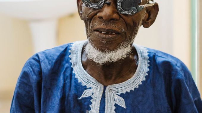 Burkinafaský léčitel Sakandé Noumam den po operaci šedého zákalu.